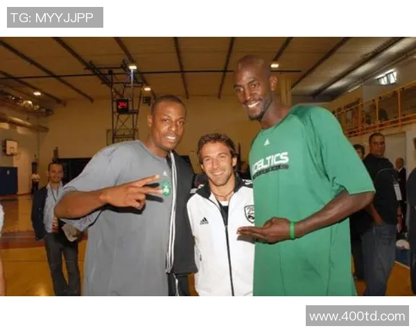 明星同框：演员与足球巨星的精彩合影瞬间展示魅力与风采